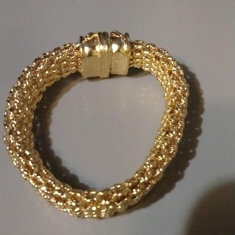 Magnetic gold tone bracelet NWT (sku 1245) - Picture 8 of 9